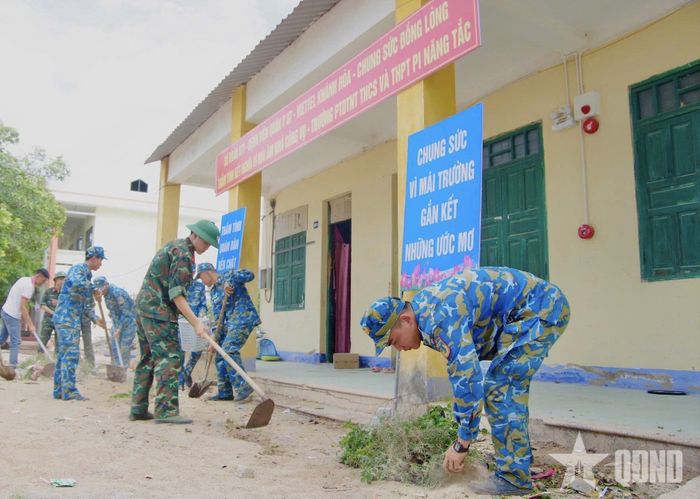 Cán bộ, chiến sĩ Sư đoàn 377, Bệnh viện Quân y 87, Viettel Khánh Hòa cùng giáo viên nhà trường tham gia dọn dẹp vệ sinh.