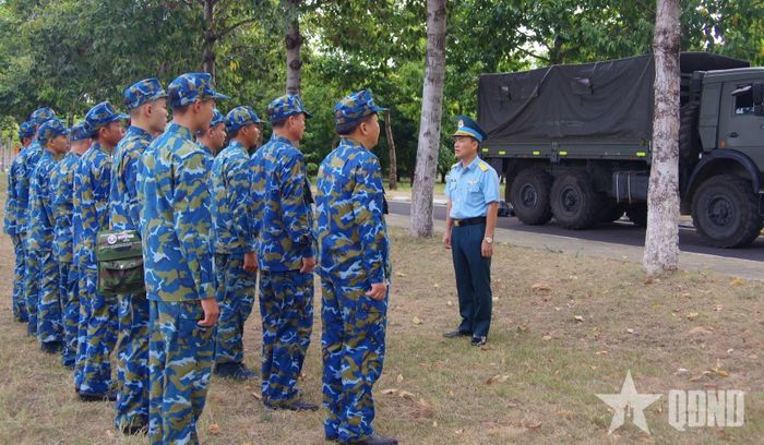 Đại tá Phạm Duy Hoạt, Phó chủ nhiệm Chính trị Sư đoàn giao nhiệm vụ cho đoàn công tác.
