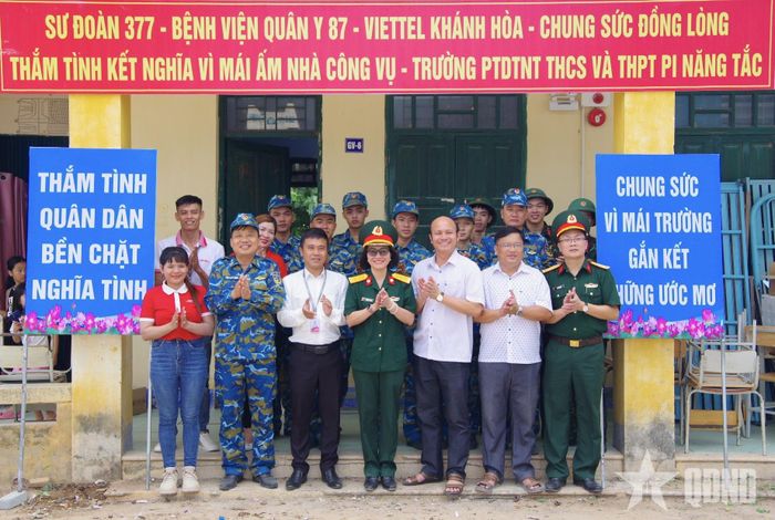 Đại biểu Sư đoàn 377, Bệnh viện Quân y 87, Viettel Khánh Hòa và các lực lượng chụp ảnh lưu niệm.