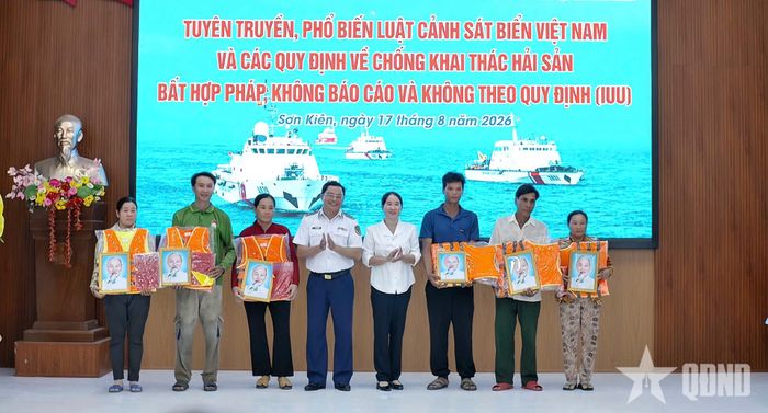 Ban tổ chức trao quà tặng ngư dân tại xã Sơn Kiên.