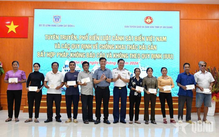 Ban tổ chức trao quà hỗ trợ người dân có hoàn cảnh khó khăn trên địa bàn xã Hòn Đất.