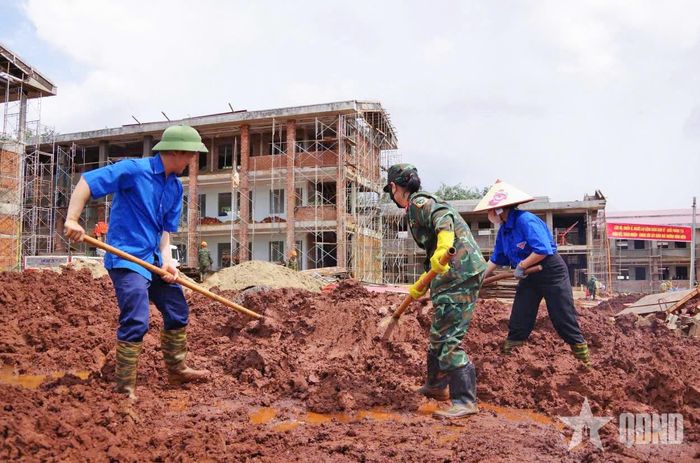 Đoàn Kinh tế - Quốc phòng 715 (Binh đoàn 15) hỗ trợ vận chuyển, san mặt bằng tại Trường phổ thông nội trú liên cấp Tiểu học và Trung học cơ sở xã Ia O, tỉnh Gia Lai. 