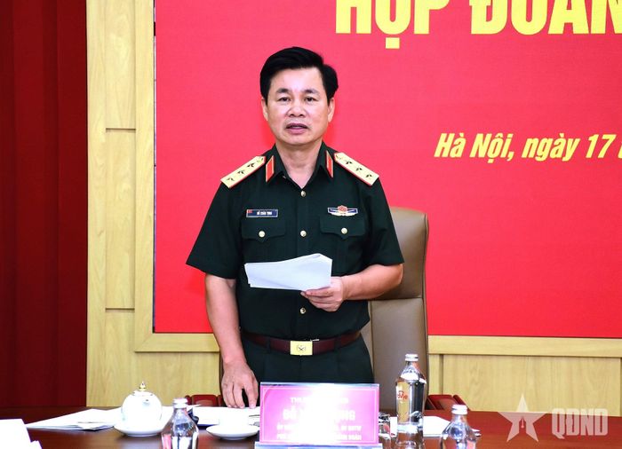 Thượng tướng Đỗ Xuân Tụng chủ trì cuộc họp.