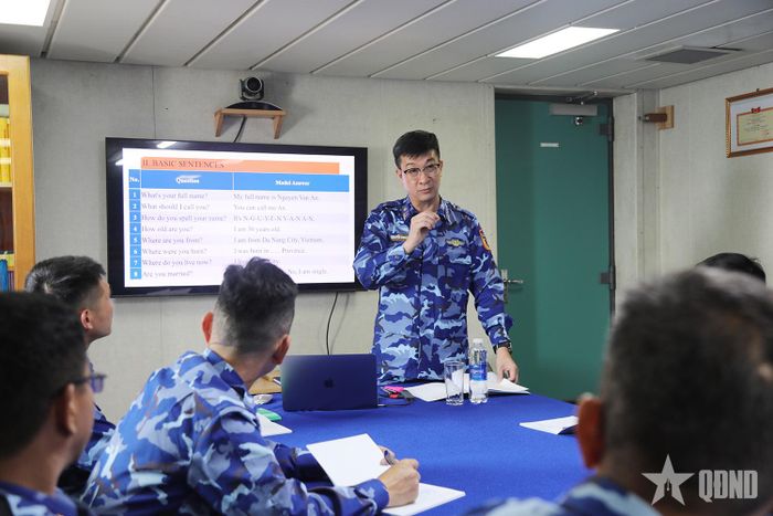  Đại tá Nguyễn Minh Khánh định hướng lớp học phương pháp học tiếng Anh hiệu quả.  