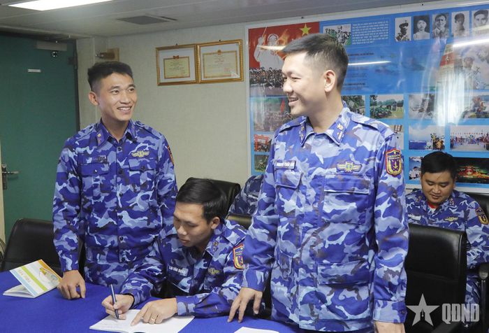 Thiếu tá Đỗ Đăng Thịnh (trái) trao đổi với học viên các câu thoại bằng tiếng Anh. 