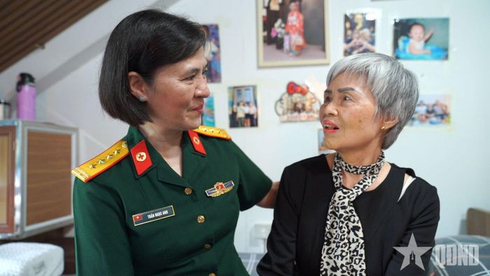 Đại tá, PGS, TS Trần Ngọc Anh tới thăm bà Phạm Thị Tuyết Hằng có chồng đã hiến xác cho y học và bà cũng tình nguyện hiến xác sau khi qua đời.