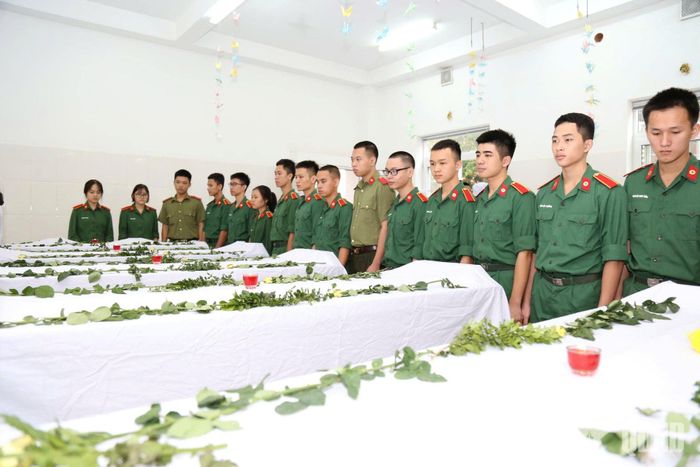 Học viên Học viện Quân y tưởng niệm, tri ân những người đã hiến xác cho y học.