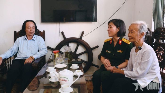 Đại tá, PGS, TS Trần Ngọc Anh tới thăm gia đình cụ Phạm Ngọc Bội.