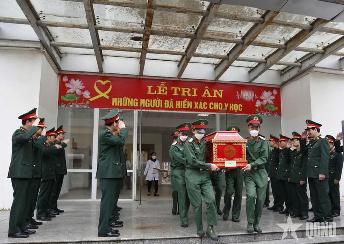 Lễ tiễn một “người thầy” đặc biệt về nơi an nghỉ cuối cùng sau khi đã hoàn thành nghĩa cử cao đẹp tại Học viện Quân y.