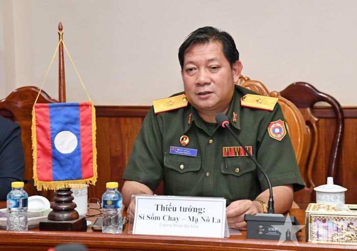 Thiếu tướng Sỉ Sổm Chày - Mạ Nô La, Ủy viên Ban Thường vụ Tỉnh ủy, Chỉ huy trưởng Chính trị Bộ CHQS tỉnh, Phó trưởng Ban Công tác đặc biệt tỉnh Attapeu phát biểu tại buổi hội đàm.
