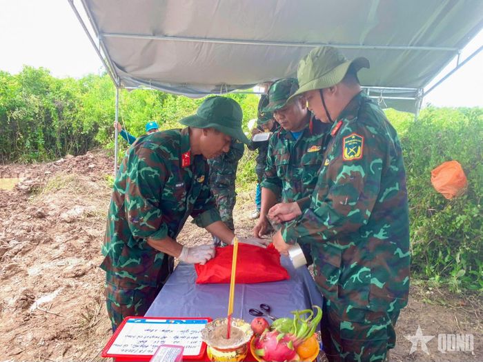  Cán bộ, chiến sĩ tiến hành lấy mẫu sinh phẩm và bảo quản, gói hài cốt liệt sĩ theo đúng quy định. 