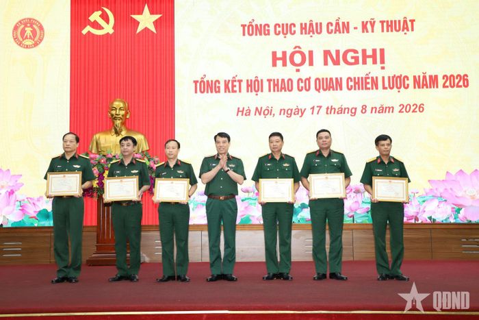 Thiếu tướng Vũ Văn Cường, Phó chính ủy Tổng cục Hậu cần - Kỹ thuật trao bằng khen của Tổng cục tặng các tập thể có thành tích tiêu biểu trong tham gia, bảo đảm, phục vụ hội thao. 