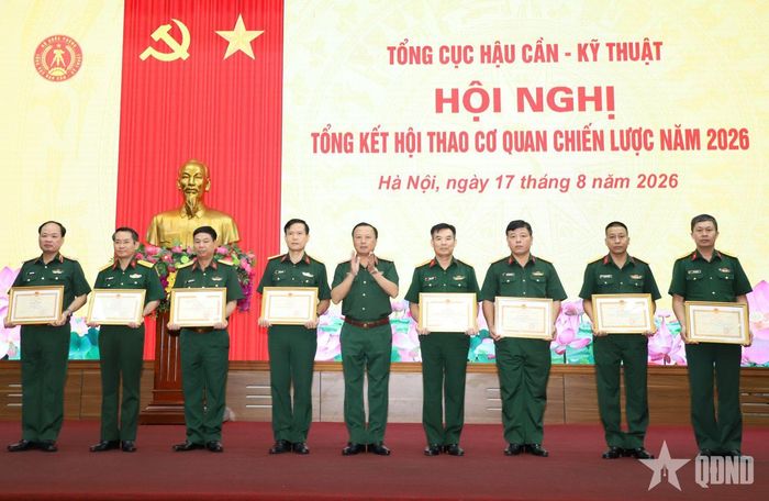 Thiếu tướng Phùng Ngọc Sơn trao bằng khen của Bộ trưởng Bộ Quốc phòng và Tổng Tham mưu trưởng tặng các tập thể, cá nhân có thành tích tiêu biểu trong tham mưu tổ chức, phục vụ hội thao. 