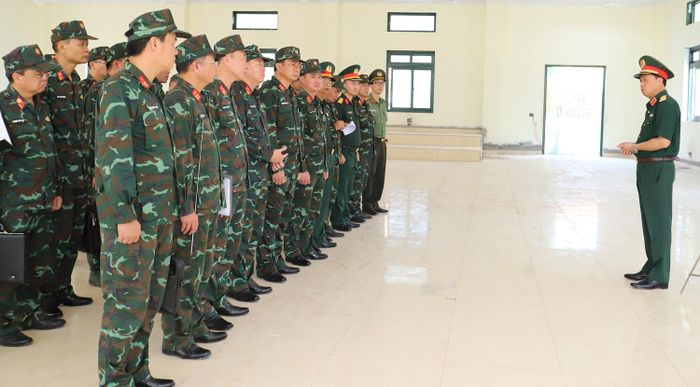 Thiếu tướng Nguyễn Đức Dũng, Phó tư lệnh, Tham mưu trưởng Quân khu 3, kiểm tra công tác chuẩn bị sở chỉ huy diễn tập. 