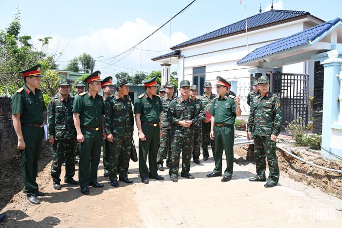Thiếu tướng Nguyễn Đức Dũng, Phó tư lệnh, Tham mưu trưởng Quân khu 3, kiểm tra công tác xây dựng tuyến đường tại phường Hoành Bồ do Binh đoàn 19 thực hiện. 