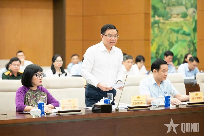  Bộ trưởng Bộ Công Thương Lê Mạnh Hùng báo cáo tại phiên họp.