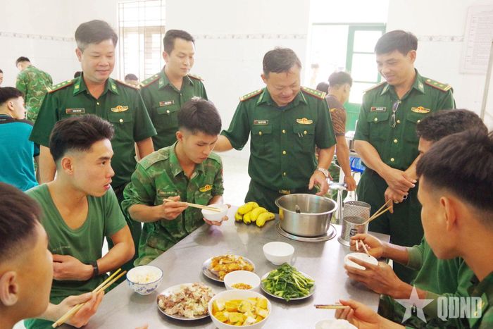 Đoàn công tác kiểm tra việc đảm bảo hậu cần cho cán bộ, chiến sĩ thực hiện nhiệm vụ tại công trường.