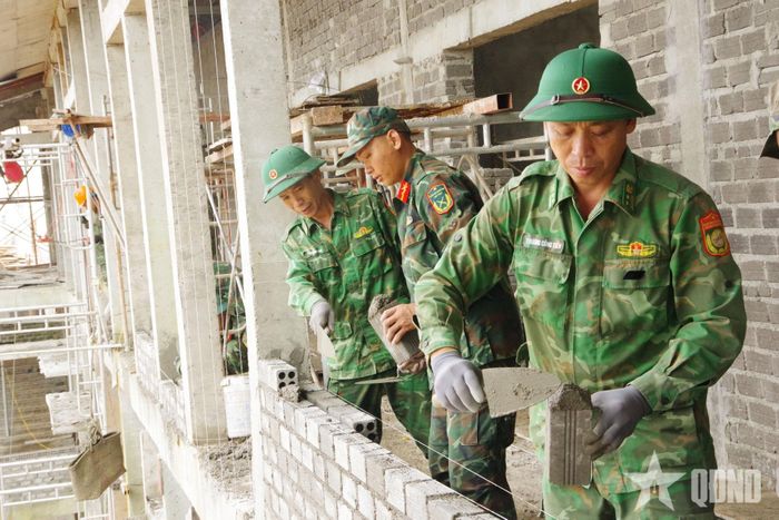 Lực lượng Bộ đội Biên phòng tỉnh Lâm Đồng đẩy nhanh tiến độ xây dựng Trường nội trú liên cấp Tiểu học và Trung học cơ sở Quảng Trực.
