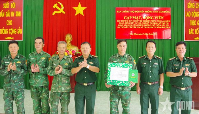 Đại tá Phạm Huy Thành tặng quà cán bộ, chiến sĩ thi công xây dựng Trường nội trú liên cấp Tiểu học và Trung học cơ sở Quảng Trực (tỉnh Lâm Đồng).