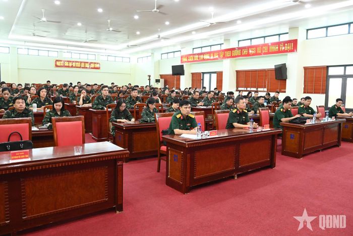 Các đại biểu dự khai giảng. 