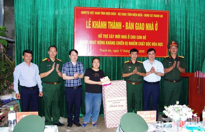   Bộ CHQS tỉnh Điện Biên trao quà tặng cho gia đình bà Nguyễn Thị Trang. 