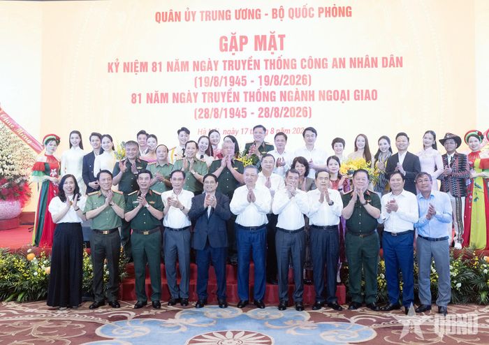 Các đồng chí lãnh đạo Đảng, Nhà nước, Chính phủ và Quốc hội cùng các đại biểu.