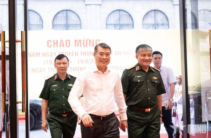 Lãnh đạo Bộ Quốc phòng chào đón Thủ tướng Lê Minh Hưng.