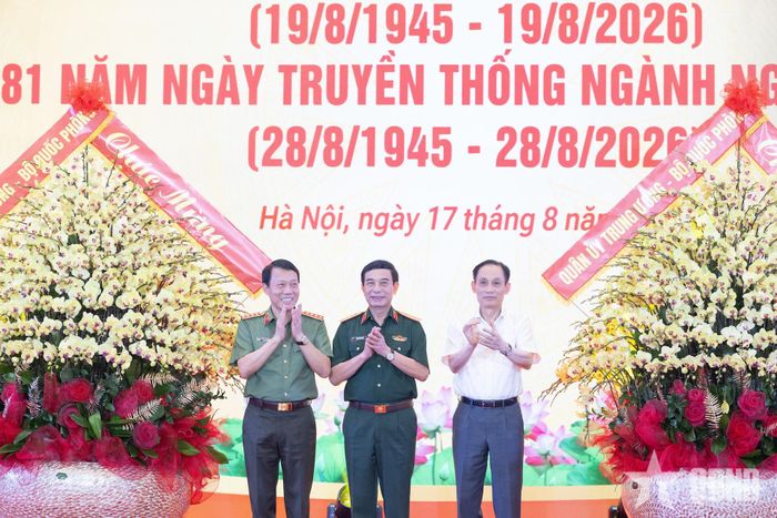 Đại tướng Phan Văn Giang tặng hoa chúc mừng Bộ Công an và Bộ Ngoại giao.