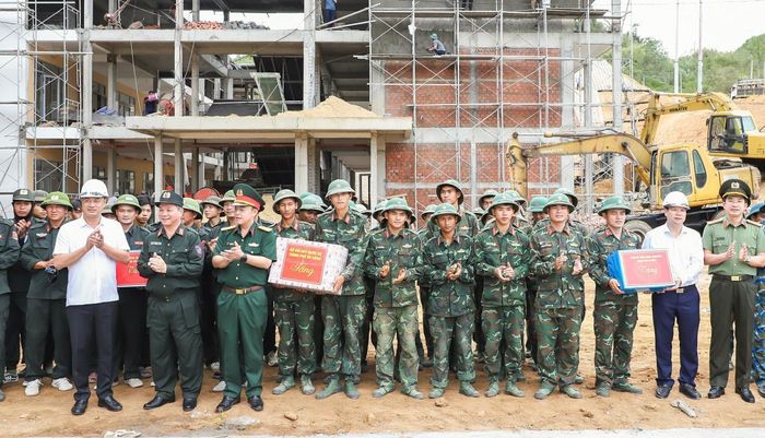 Lãnh đạo TP Đà Nẵng và các cơ quan, đơn vị tặng quà lực lượng thi công Trường Phổ thông nội trú Tiểu học và THCS Đắc Pring.