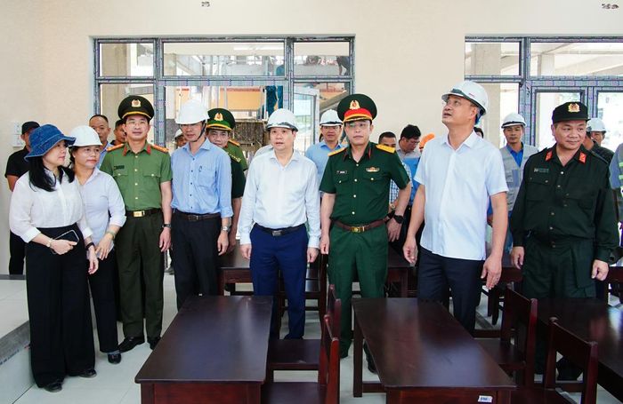 Lãnh đạo TP Đà Nẵng và các cơ quan, đơn vị kiểm tra tiến độ thi công Trường Phổ thông nội trú Tiểu học và THCS Đắc Pring.