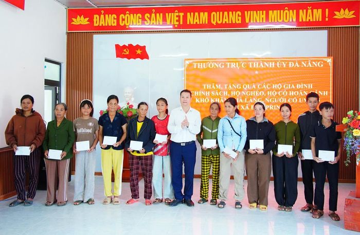 Chủ tịch UBND TP Đà Nẵng Nguyễn Mạnh Hùng tặng quà các gia đình có hoàn cảnh khó khăn xã Đắc Pring.