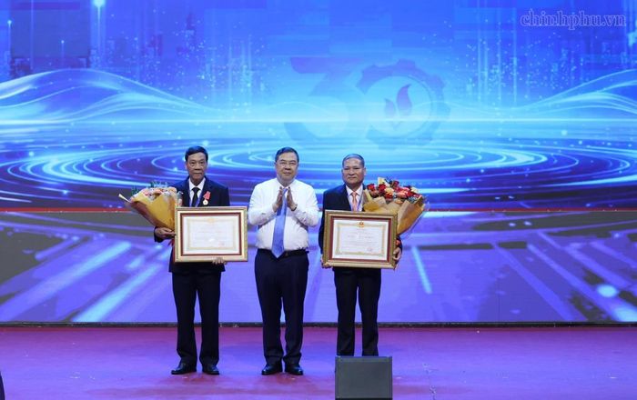 Phó Thủ tướng Thường trực Phạm Gia Túc trao Huân chương Lao động cho lãnh đạo, nguyên lãnh đạo Ban quản lý Khu kinh tế Dung Quất và các khu công nghiệp tỉnh Quảng Ngãi.