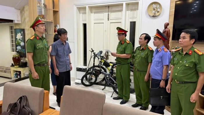 Cơ quan Cảnh sát điều tra Công an TP Huế đọc lệnh bắt bị can để tạm giam đối với Hà Xuân Hậu (tứ hai từ trái sang).