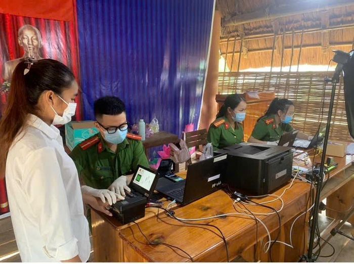 Trung tá Hứa Thị Tuyết Mai (thứ 2, từ phải sang) trong "Chiến dịch cao điểm "90 ngày đêm" làm căn cước".