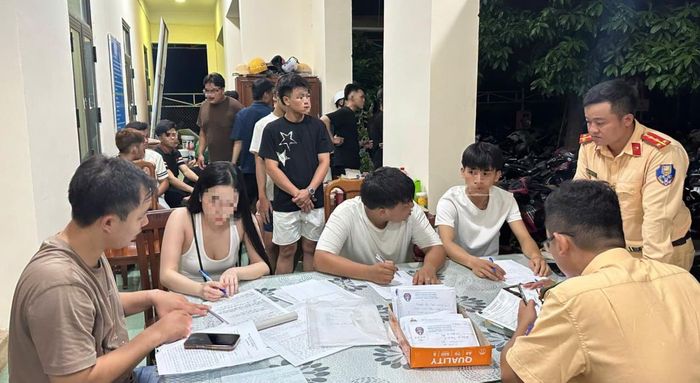 Lực lượng chức năng Công an tỉnh Quảng Ngãi xác minh nhân thân, làm rõ hành vi của từng trường hợp liên quan để xử lý theo đúng quy định của pháp luật.