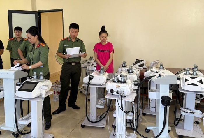 Cơ quan chức năng kiểm tra và thu giữ tang vật.