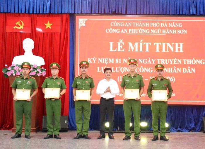 Chủ tịch UBND phường Ngũ Hành Sơn Nguyễn Hoà trao tặng giấy khen cho tập thể Công an phường và 4 cá nhân
