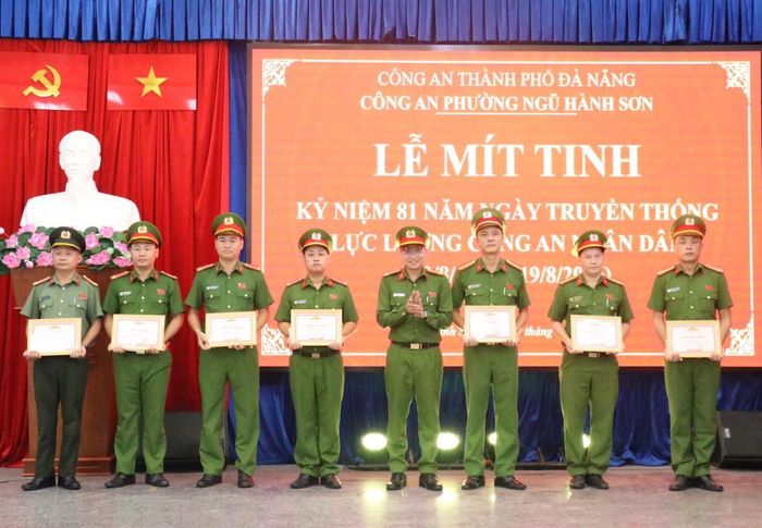 Trung tá Lê Trần Bá Đức- Trưởng Công an phường biểu dương 8 cá nhân tiêu biểu trong công tác đấu tranh phòng, chống tội phạm