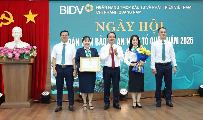 Phó Bí thư Thành ủy Đà Nẵng Nguyễn Đình Vĩnh trao Bằng khen của thành phố cho tập thể BIDV Quảng Nam.