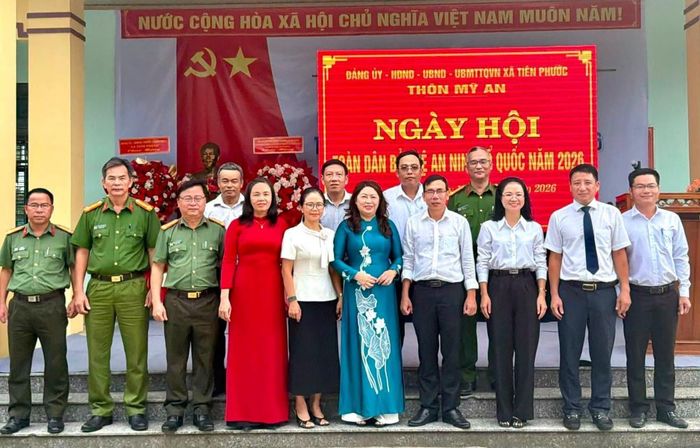 Phó Chủ tịch Thường trực Ủy ban MTTQ Việt Nam thành phố Đà Nẵng Nguyễn Thị Thu Lan chụp hình lưu niệm với các đại biểu tại ngày hội.