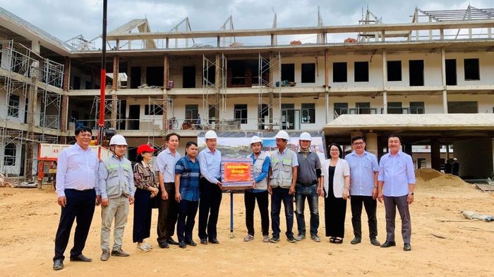 Nhân chuyến công tác, đồng chí Đoàn Ngọc Hùng Anh, Phó Chủ tịch HĐND thành phố thay mặt Thường trực HĐND thành phố thăm, động viên đơn vị thi công Trường phổ thông dân tộc nội trú liên cấp TH-THCS xã Tây Giang.