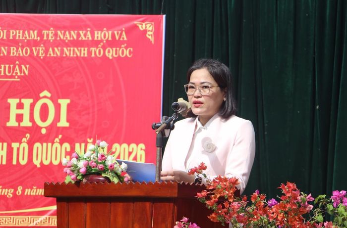Chủ tịch UBND xã Phú Thuận Nguyễn Thị Hồng phát biểu tại ngày hội.