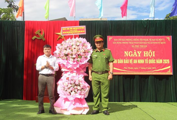 Đảng ủy, HĐND, UBND, Ủy ban MTTQ Việt Nam xã Phú Thuận tặng hoa chúc mừng ngày hội.