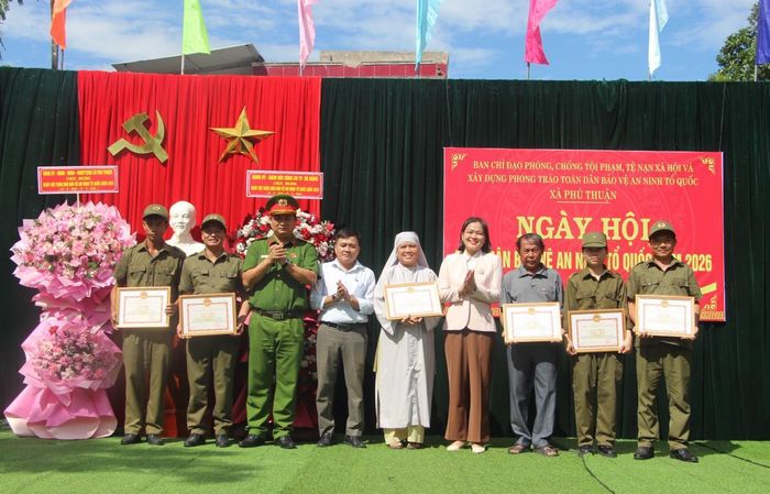 Lãnh đạo xã tặng Giấy khen cho các tập thể, cá nhân.
