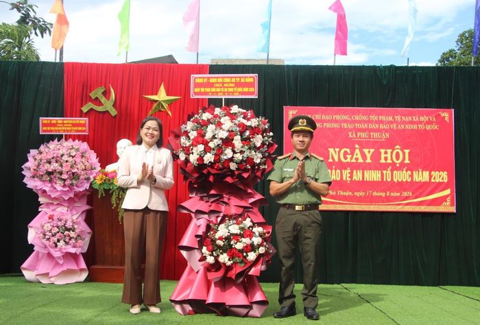 Đảng ủy, Giám đốc Công an TP Đà Nẵng tặng hoa chúc mừng ngày hội.