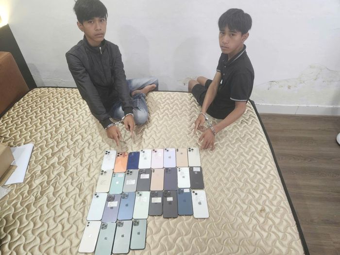 hai anh em Trung và Quốc cùng tang vật vụ án
