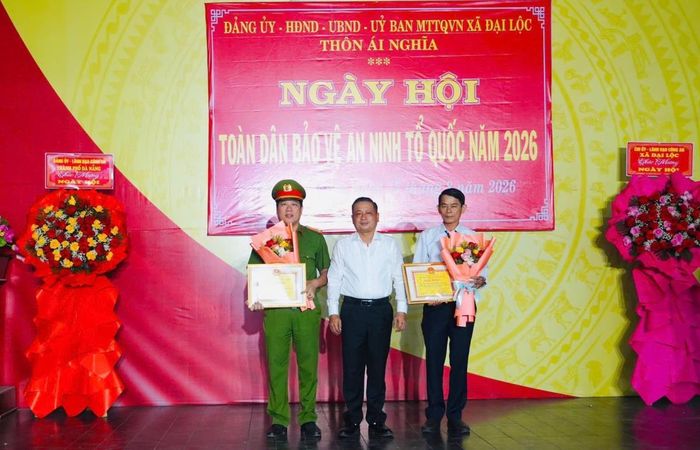Bí thư Đảng ủy, Chủ tịch HĐND xã Nguyễn Hảo trao tặng Giấy khen cho 2 tập thể có thành tích xuất sắc trong phong trào Toàn dân bảo vệ ANTQ năm 2026.