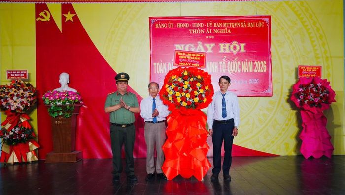 Đảng ủy, lãnh đạo Công an TP Đà Nẵng tặng hoa chúc mừng ngày hội.