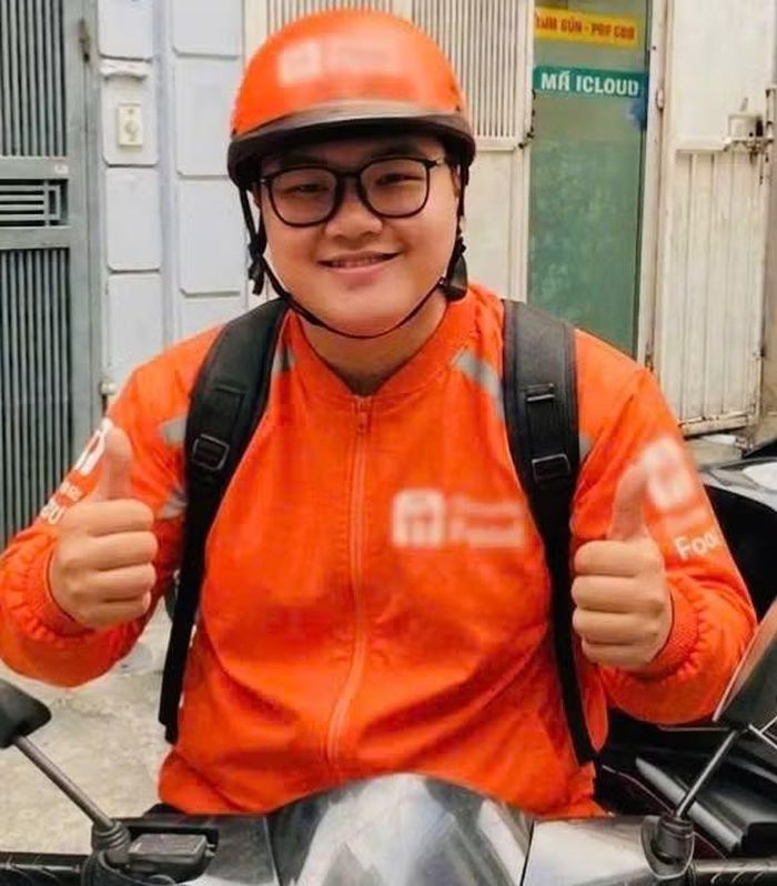 Sau khi giao xong một đơn hàng, Hoàng tiếp tục kiểm tra đơn ở gần xung quanh đó.