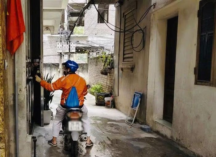 Hoàng đợi khách nhận hàng.